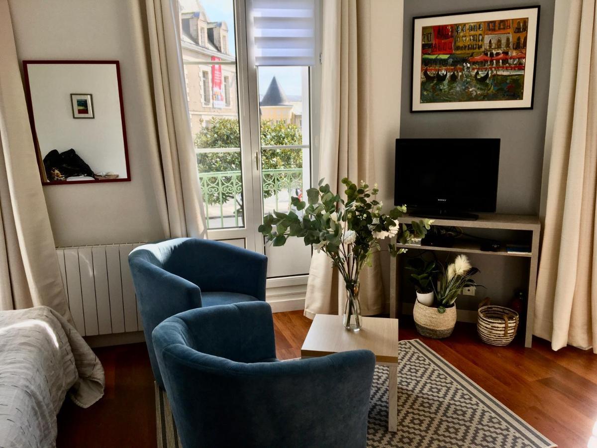 Studio Balcon De La Place Dinan Exteriör bild